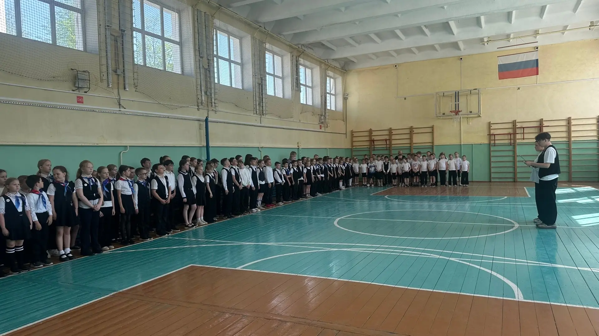 Сегодня состоялась общешкольная линейка, приуроченная ко Дню славянской письменности и культуры. Мер