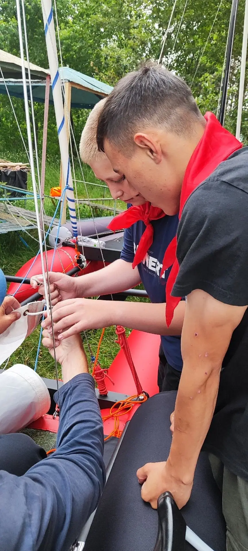 Дружба под парусом. ⛵⛵⛵ 
 
Основа такелажного дела, которая обеспечивает безопасность на борту и поз