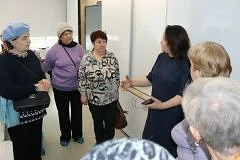 В рамках экскурсии «В гости к соседям» к нам в школу пришли уважаемые жительницы города. Для них реб