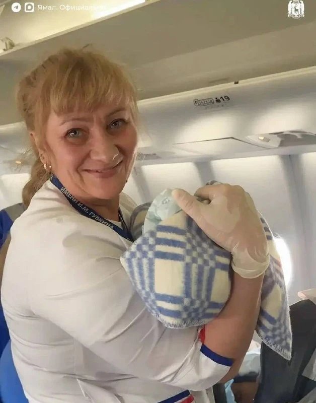 ♥️Ямальские врачи приняли роды на борту самолета.