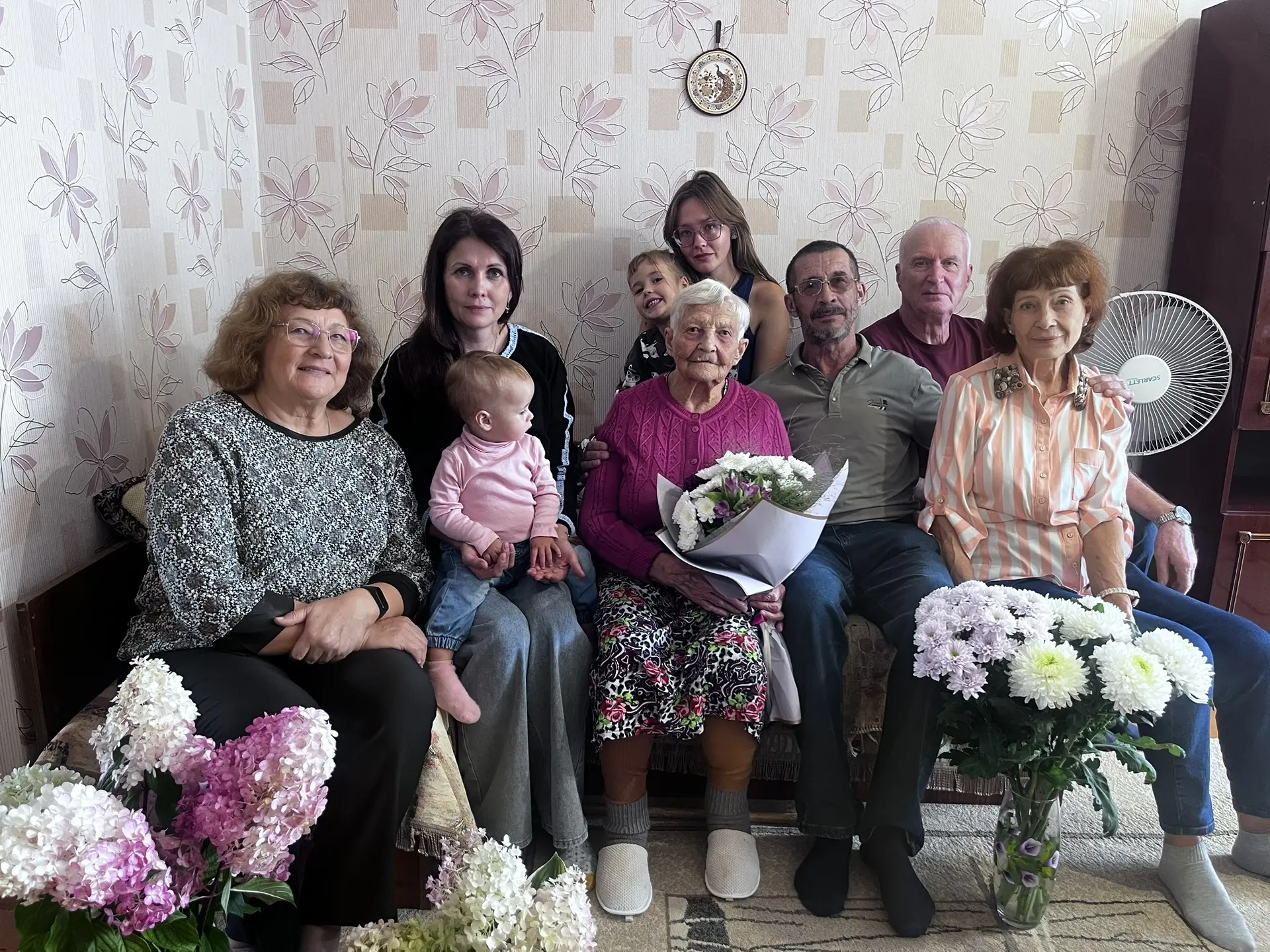 🎁Сегодня свои славные 96-лет отметила жительница нашего поселка, Анна Ивановна Ашихмин...