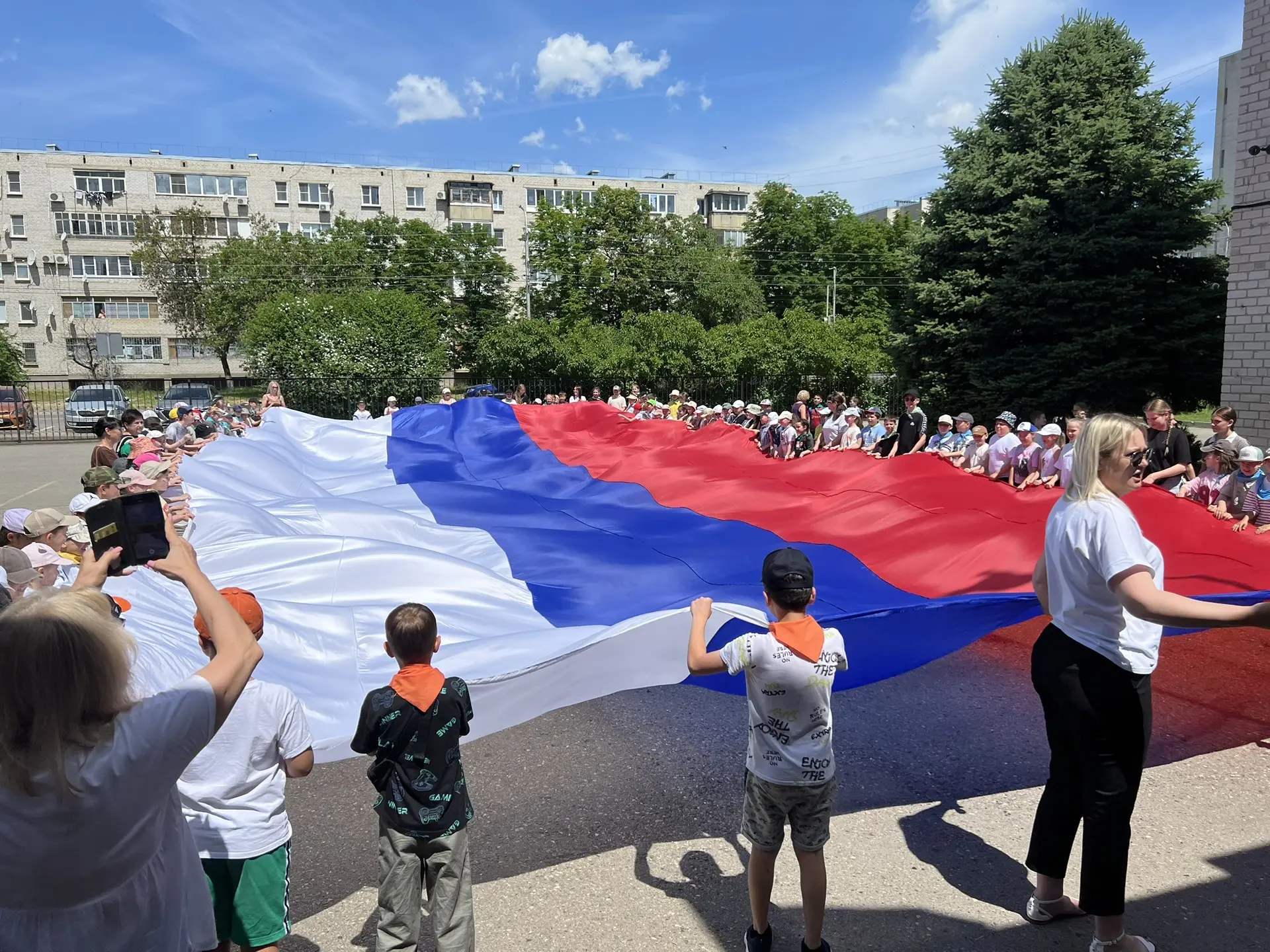 🇷🇺 В преддверии Дня России в пришкольном лагере «Солнышко» прошла патриотическая акция, посвящённа