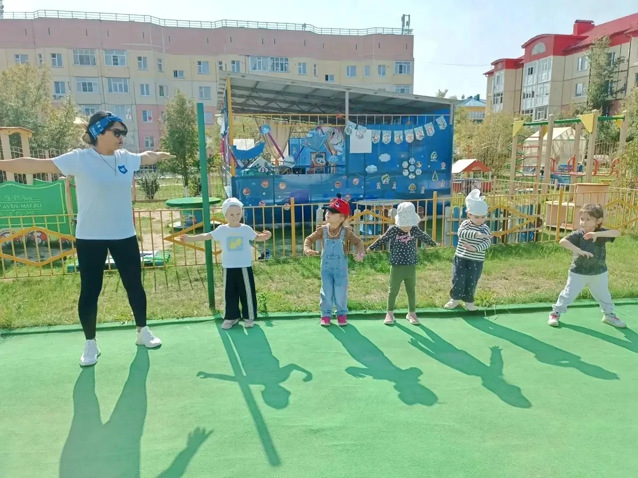 Каждый солнечный денёк оздоравливались, принимали солнечные ванны, выполняли упражнения...