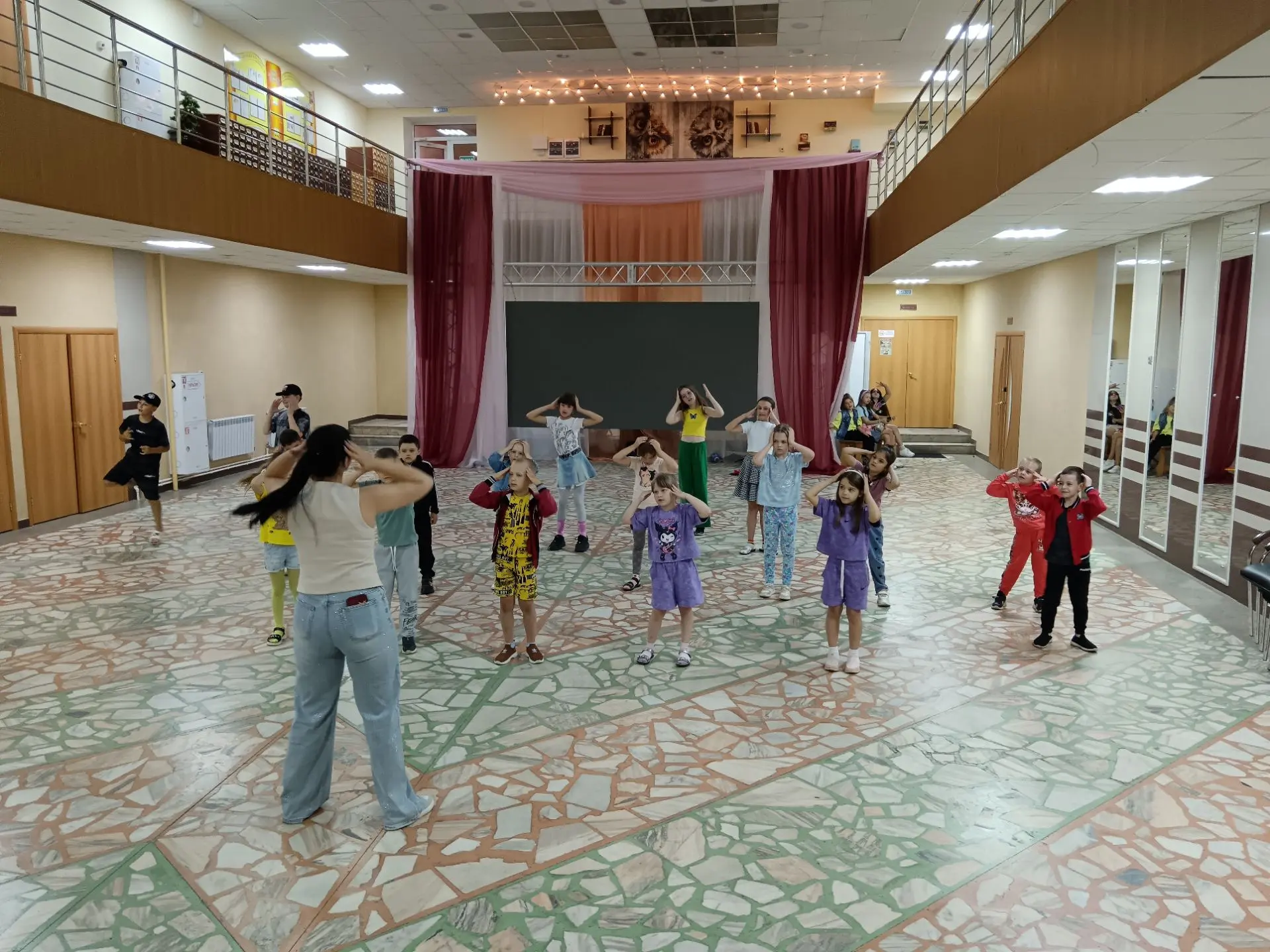 🎉 Минутка радости и движения в Ровеньском ЦКР! 🎉

Смех, задор и море энергии — физкультминутка про