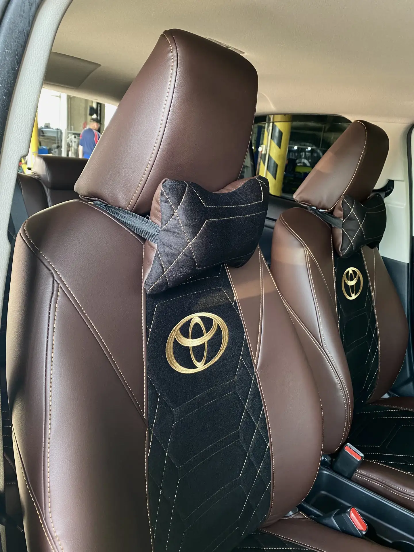 Обновили Toyota Yaris Cross🔥

⌑ Сшили модельные чехлы в благородном шоколадном цвете с вышивкой лог