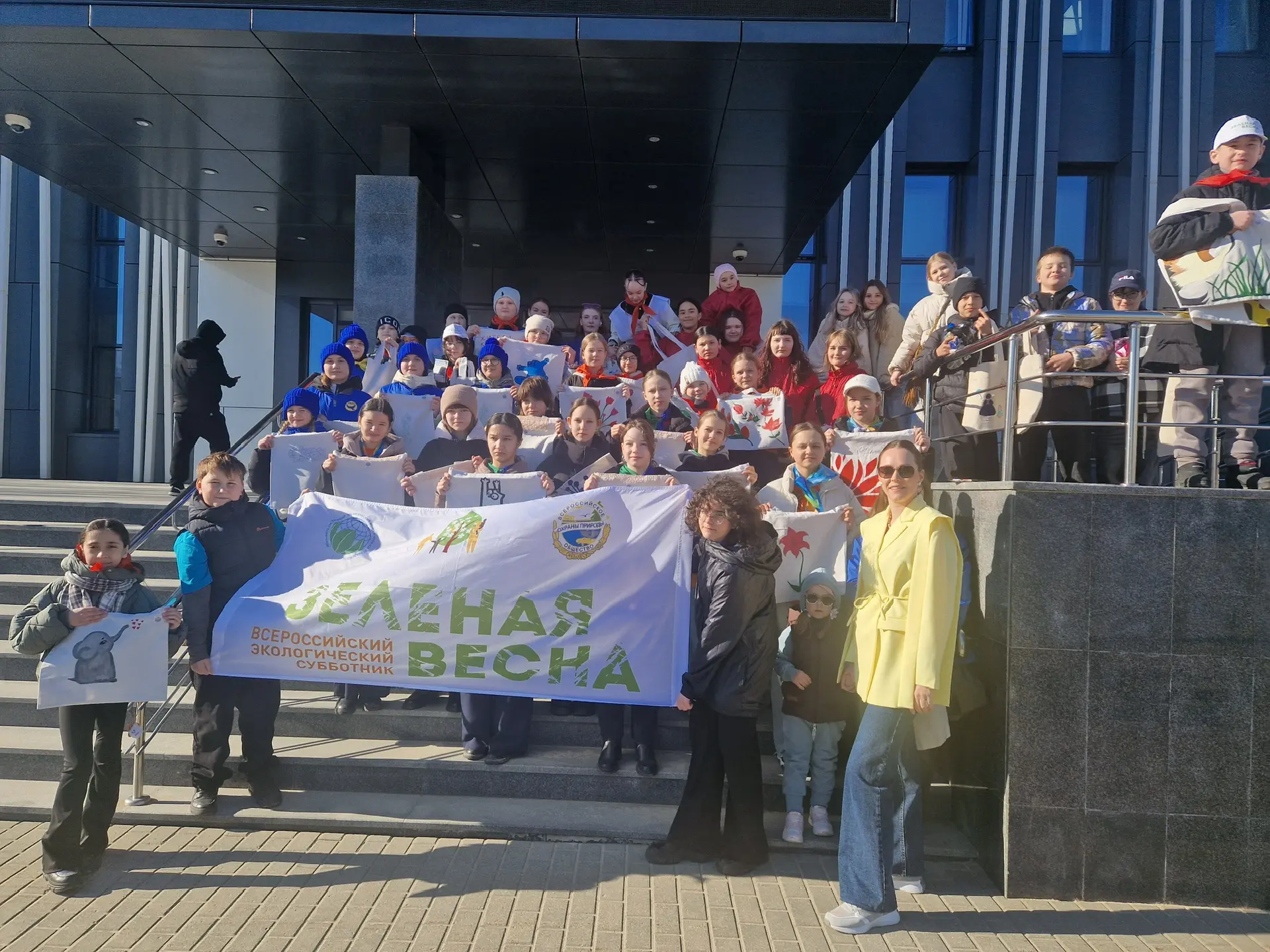 В рамках Всероссийского экологического субботника «Зеленая весна» волонтеры из детской организации «