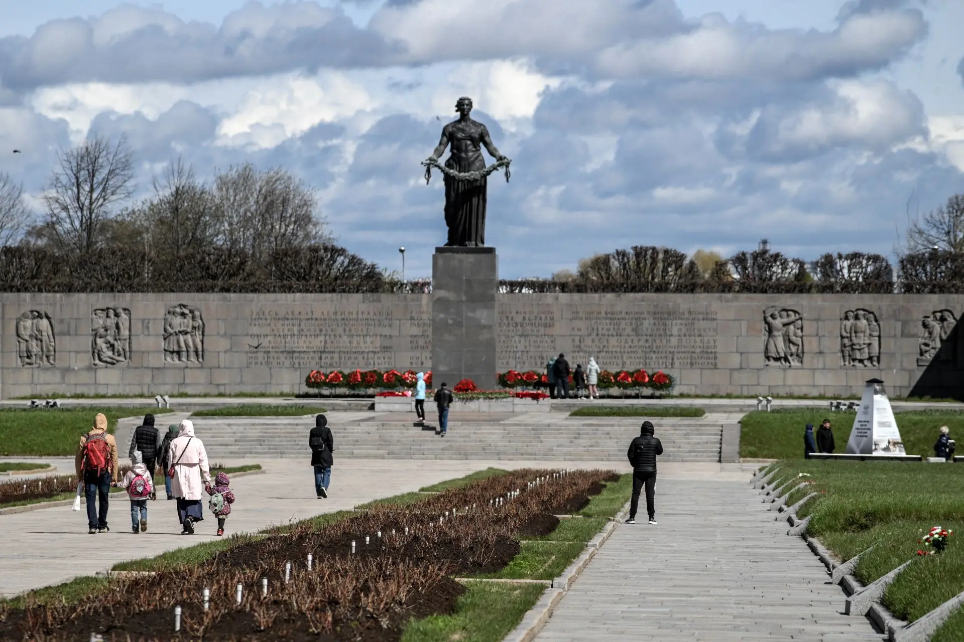 8 сентября будет День памяти жертв блокады Ленинграда. В этот день на Пискарёвском мемо...