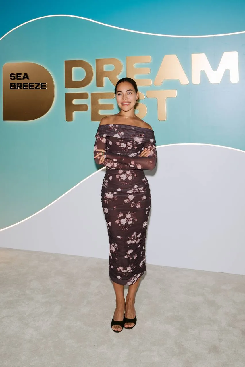 Я в цветочном принте Roses Lace и красном платье The Rozie на фестивале Dream Fest в Баку ❤️