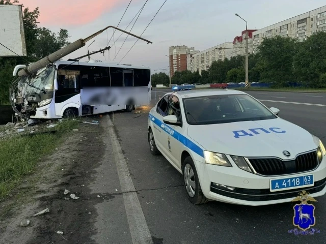 В Тольятти маршрутный автобус врезался в столб: водитель госпитализирован

12 июня в 19:30 в Автозав