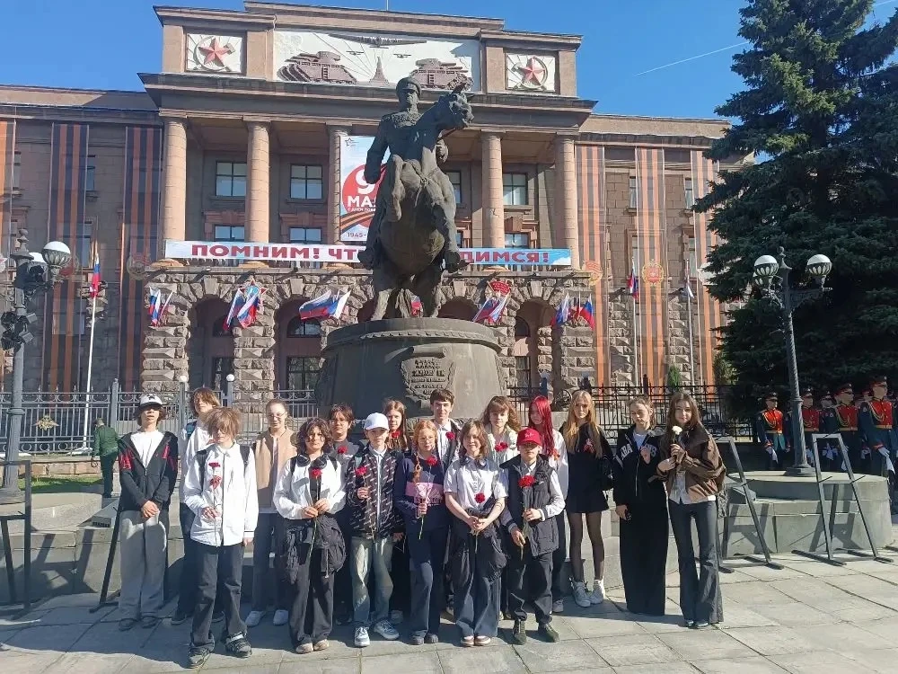 В канун Дня Победы ученики 7 «Г» класса возложили цветы к памятнику Георгию Константиновичу Жукову —