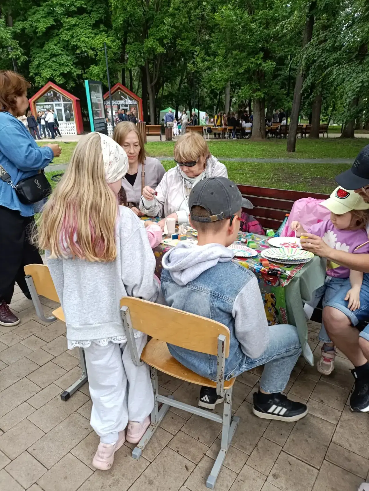 В честь Дня России и Дня города педагоги центра «Слово» организовали для детей праздничный мастер-кл