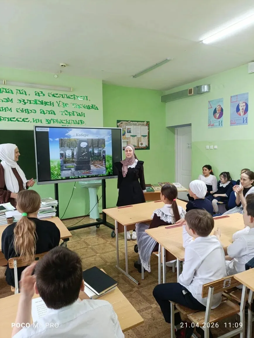 Телсез идек,Тукаебыз телле итте,
Җырсыз идек,Тукай безне җырлы итте,
Күгебездә балкып торган йолдыз 