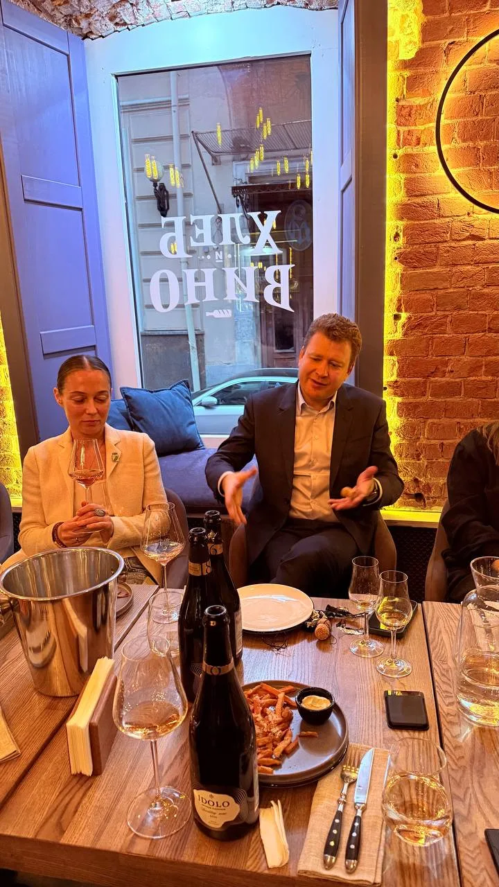 #действующие_лица «Я мечтал быть фокусником и писателем. Я показывал фокусы и писал рассказы. Но пош