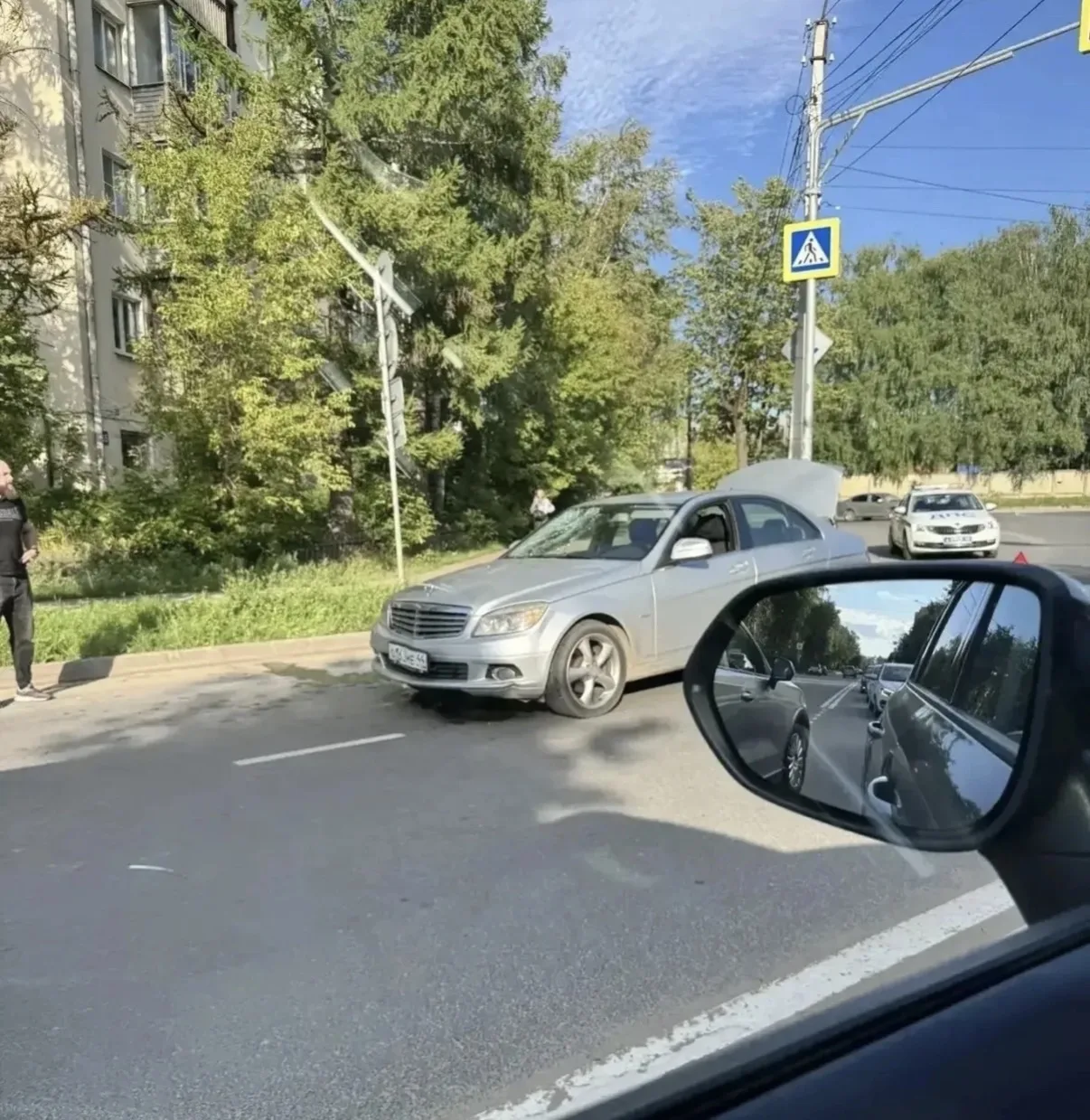 Очевидцы сообщают, что на Никитской водитель «Мерседеса» сбил самокатчика на пешеходном переходе
