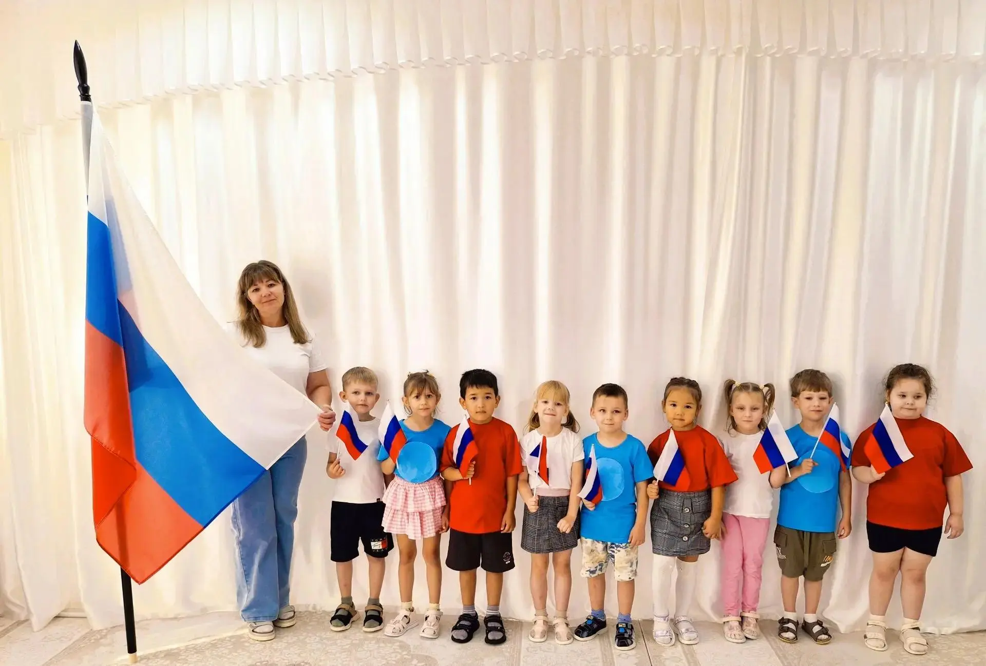 Три цвета в небе красками сияют,