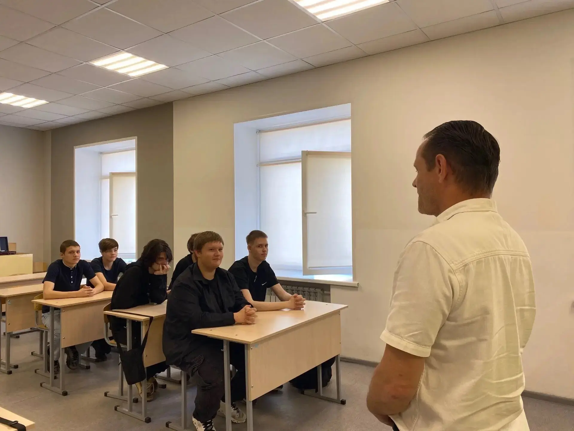 В Белгородском машиностроительном техникуме состоялись тематические занятия «Разговоры о важном», пр