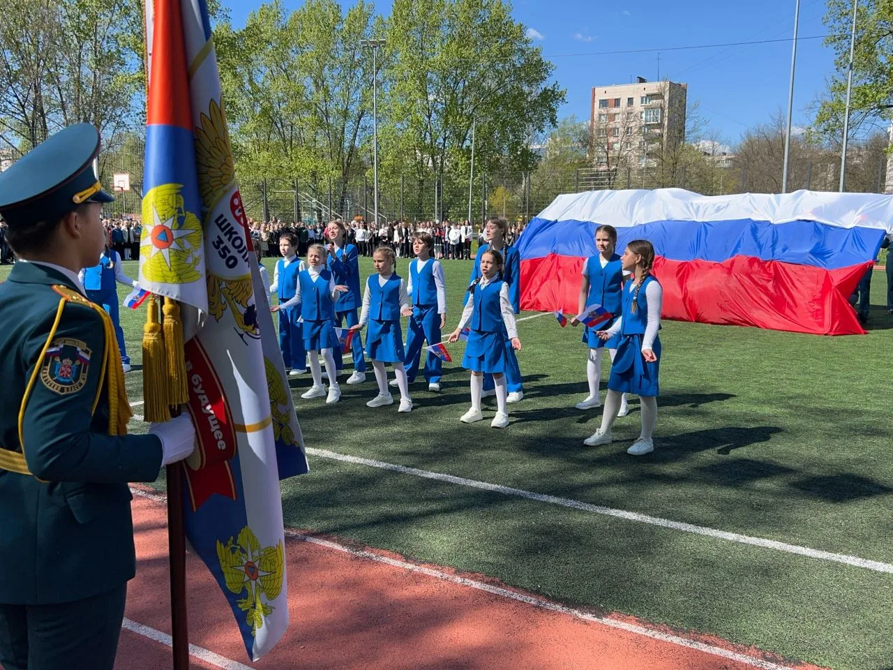 🎖️ Сегодня в нашей 350-й школе прошла торжественная линейка, посвящённая Дню Победы! 🎖️  С самого ут