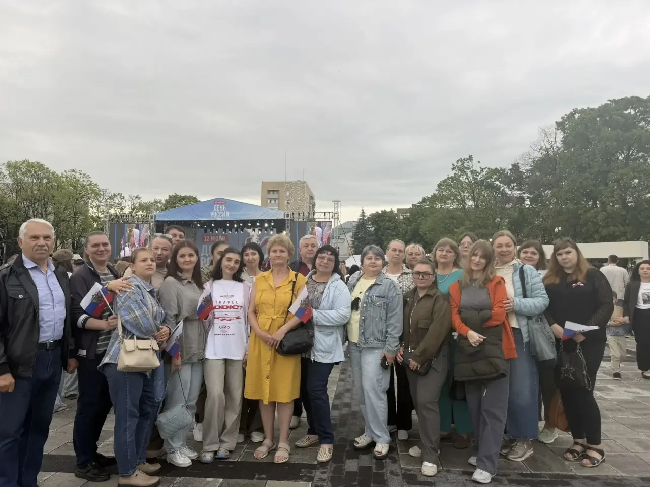 🇷🇺С Днём России!

Сегодня, 12 июня, наши учителя зарядились праздничным настроением на концерте в 