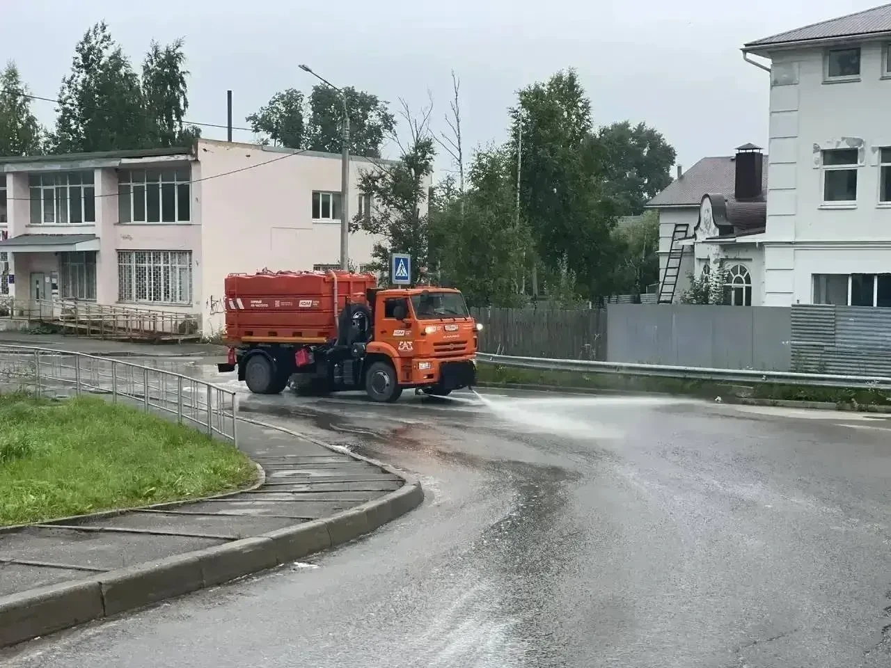 Череповец на выходных снова отмывал от грязи Белозерск.  Работали 2 КДМ с поливочным оборудованием, 