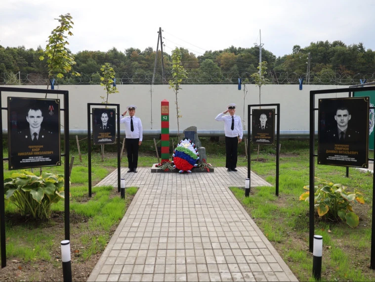 🕯 В Корсакове открыли Аллею Славы в память о погибших пограничниках.