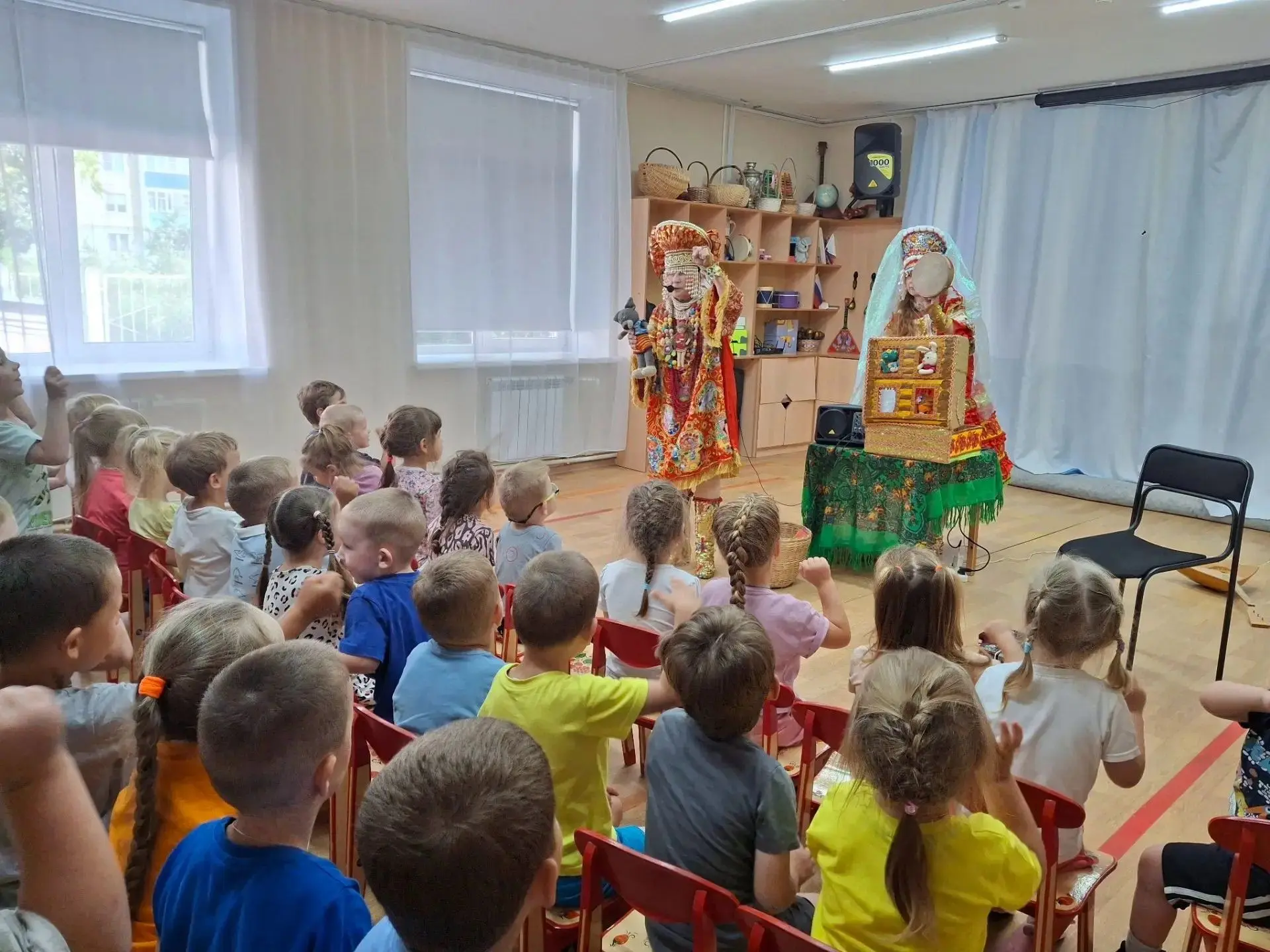 В детский сад №5 приехал кукольный театр с музыкальной сказкой "Теремок". Куклы, красивая весёлая му