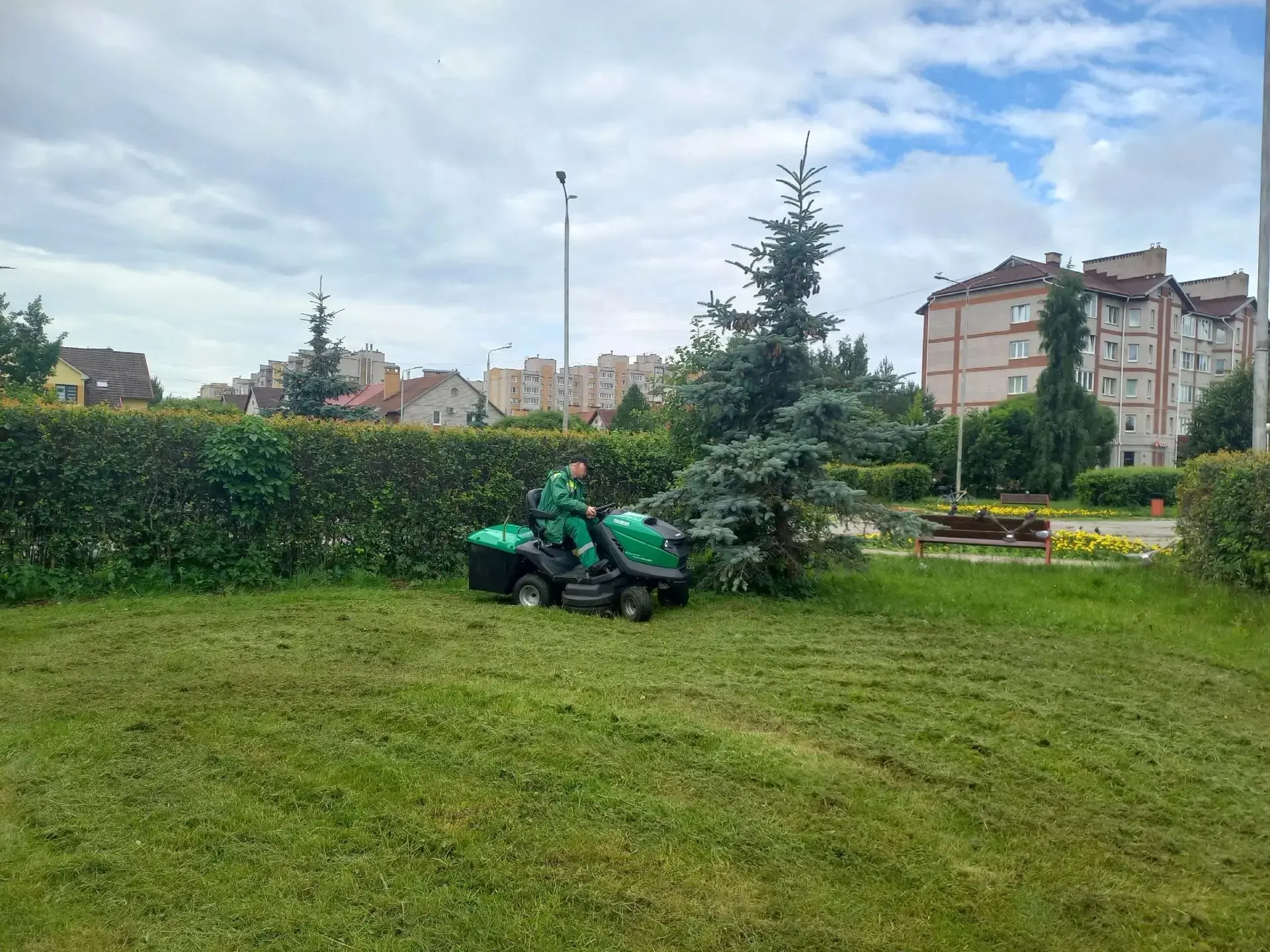 🚜Траву в Великом Новгороде косят новой техникой

Мини-трактор, приобретённый МКУ «Городское хозяйст