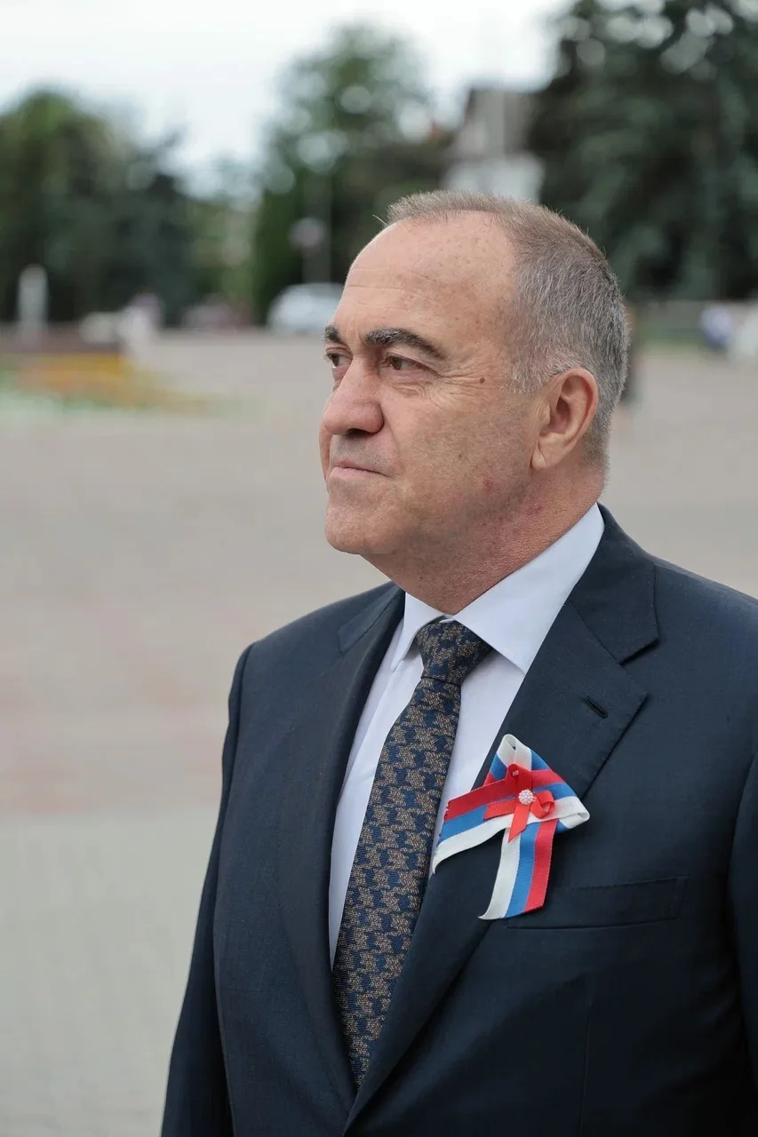 В День России глава донского следкома Аслан Гарунович Хуаде вручил золотые знаки ГТО в Донецке

В го