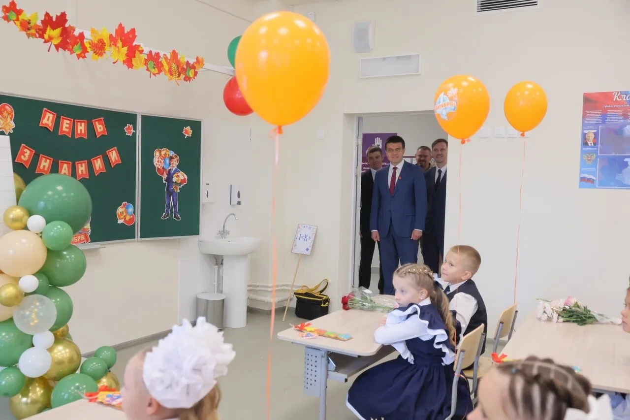 Сегодня более 1400 ребят впервые пришли в новую школу в красноярском микрорайоне «Тихие...