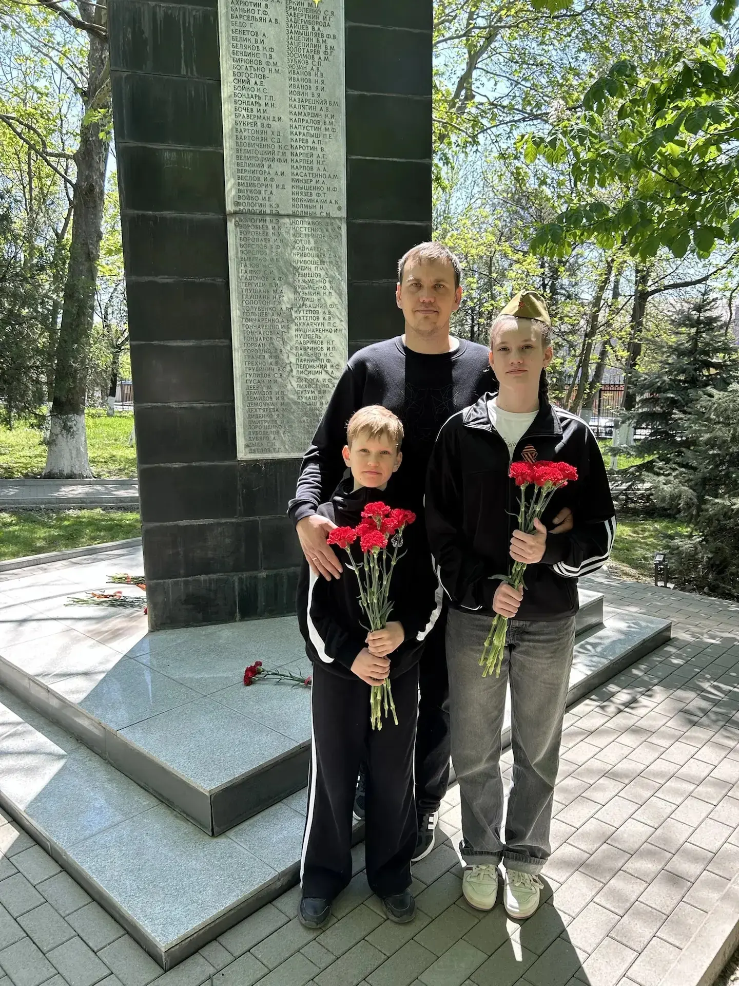 Кадет  8 М класса Вологина Арина и ученик 3 А класса Вологин Кирилл вместе с родителями возложили цв