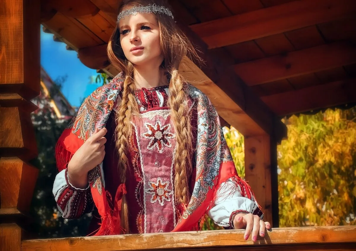 Жива (Джива, Живана, Сива) почиталась славянами как Богиня Жизни, Любви и Лета. Образ Живы – это рас