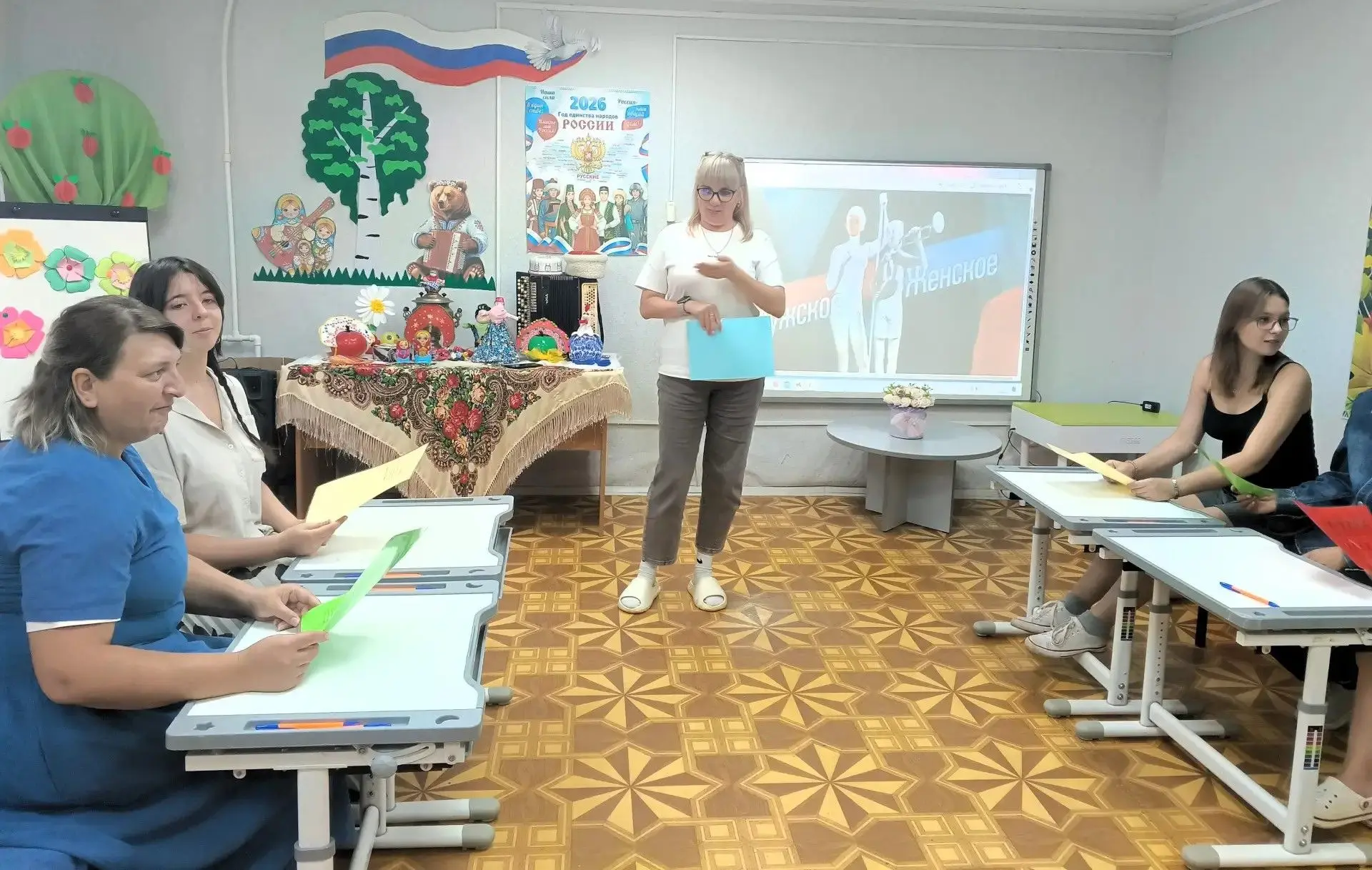 Специалист по социальной реабилитации Шаронова Галина Константиновна с получателями соц...