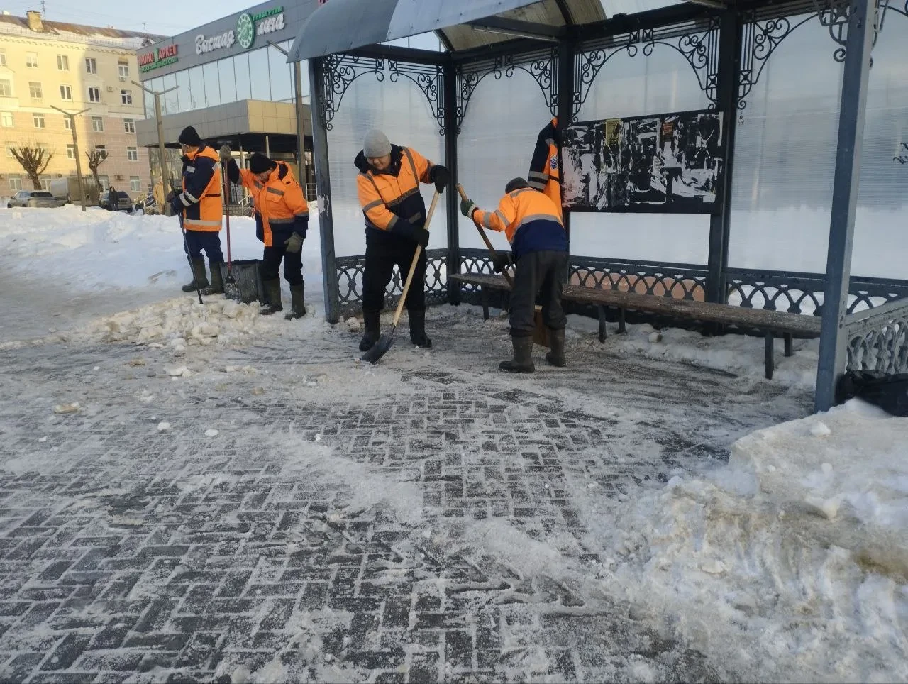Сотрудниками МКУ г.Костромы "Дорожное хозяйство" производится расчистка остановочных павильонов на у