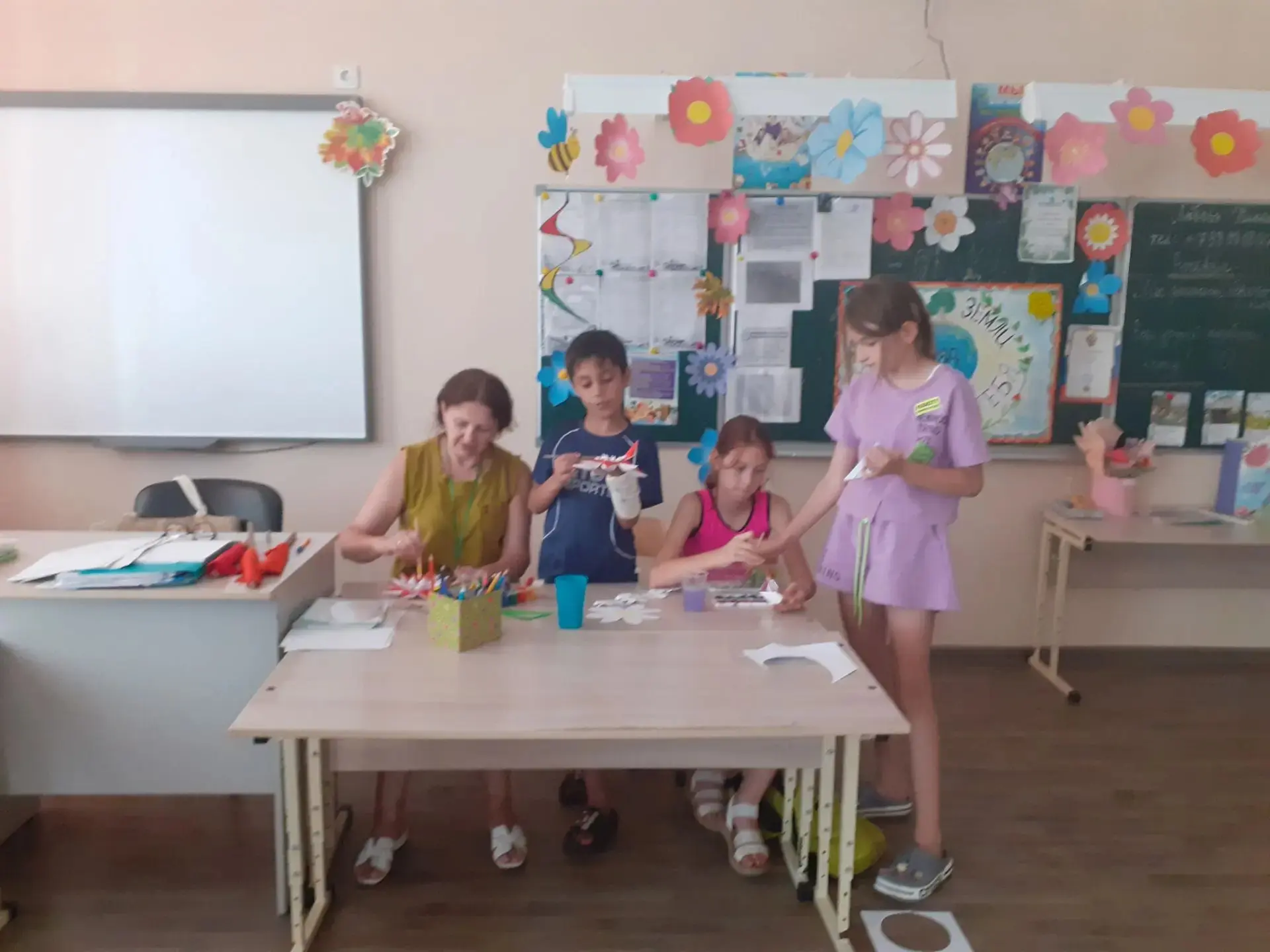 ДЕНЬ 10: СЕМЕЙНЫЕ ЦЕННОСТИ И НАЧАЛО СТЕНЫ ПАМЯТИ 🌸🎬🎖️

Десятый день в лагере «Зелёная планета» на