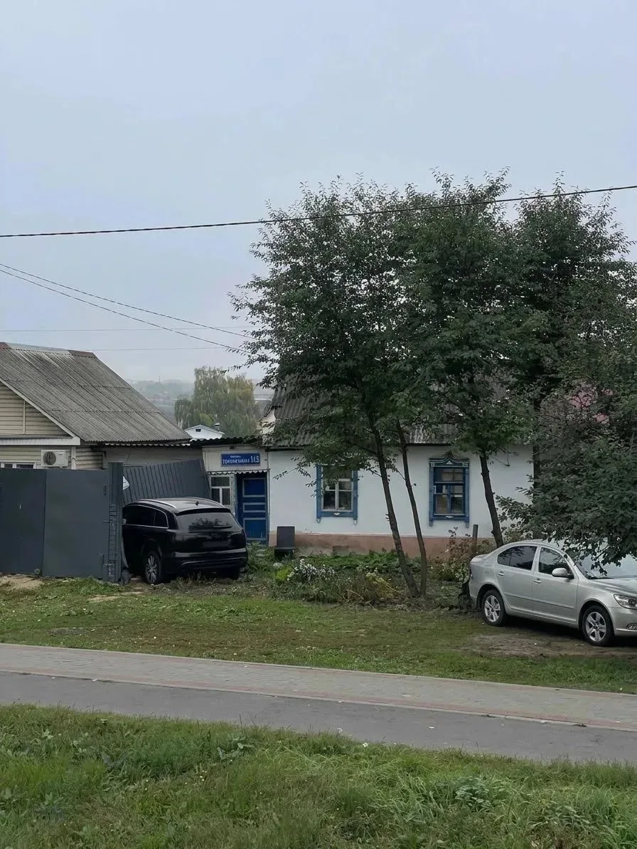 😳 Водитель авто залетел во двор дома на Октябрьской, 142
