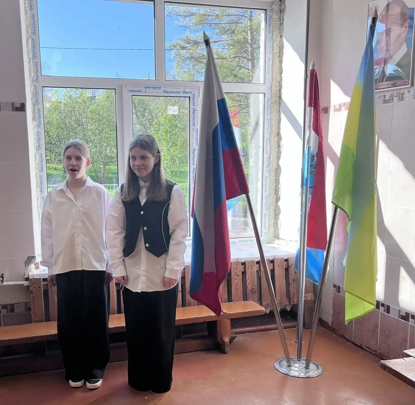 Сегодня наша школа традиционно начала учебную неделю с линейки и исполнения Государственного гимна Р