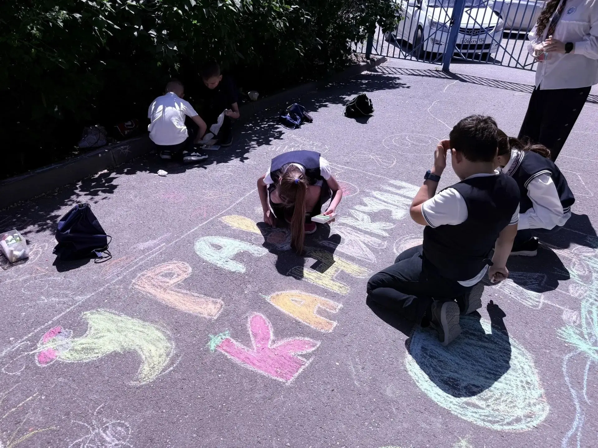 🎨 Урок ИЗО в 3В — на улице! В честь окончания учебного года ребята вышли на улицу и создали коллекти