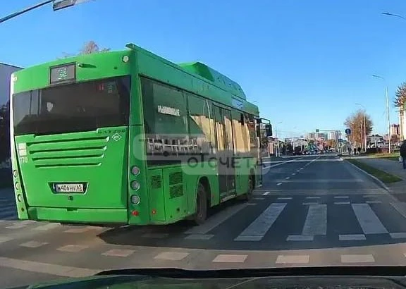 Еще один лихач на автобусе ”забил” на красный и пронесся через "зебру" в Южно-Сахалинске