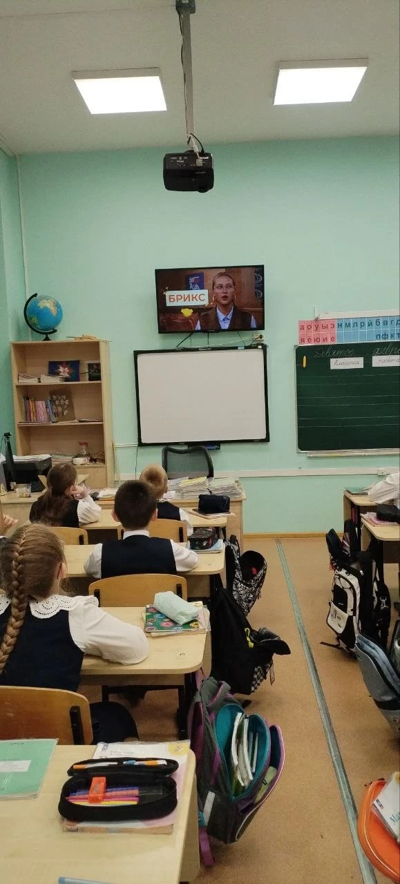 Дипломат — супергерой международных отношений 🦸‍♂️  На этой неделе в школе №69 прошли «Разговоры о в
