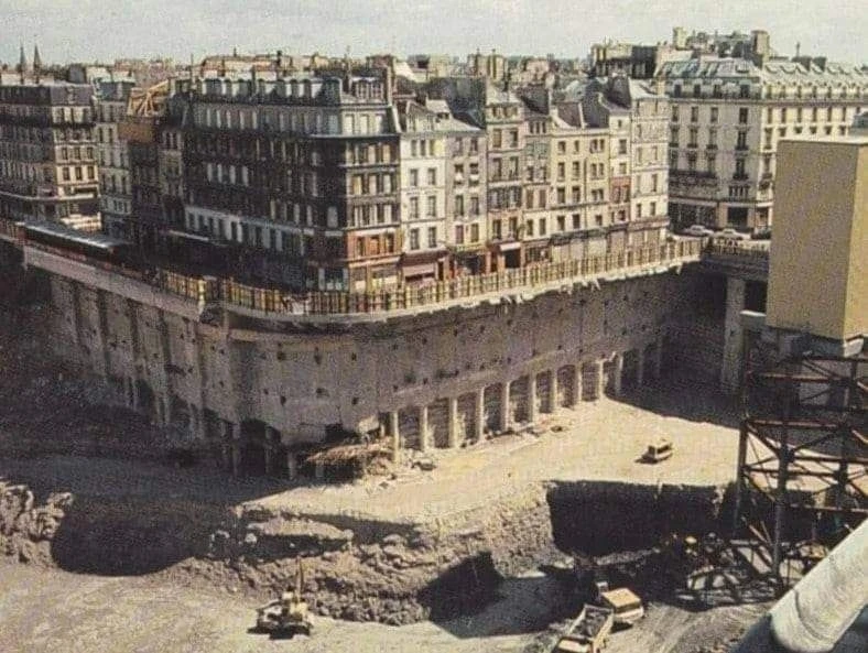 Париж, 1973 г. На этой фотографии показаны подземные здания, спускающиеся примерно на п...