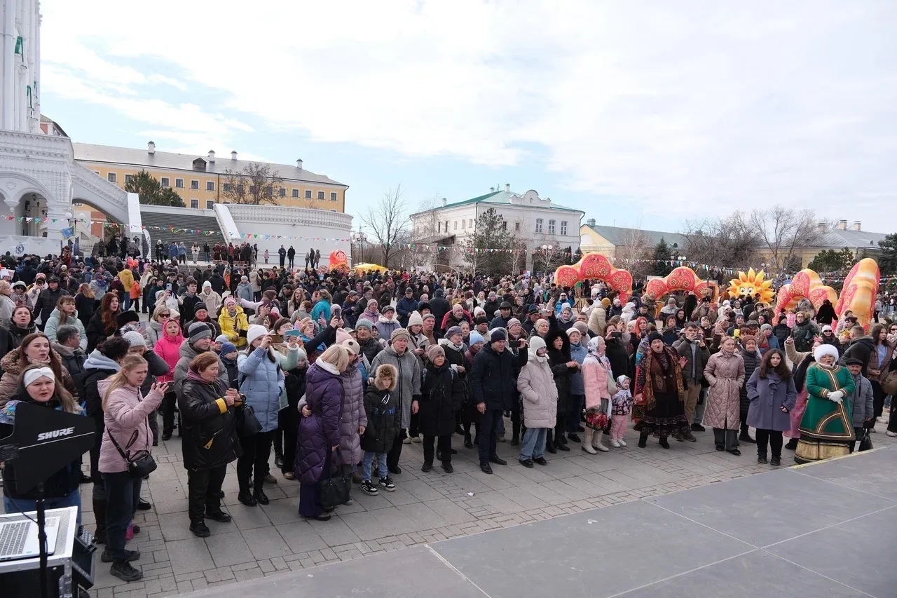 Тысячи блинов, песни, хороводы и народные забавы – именно так сегодня астраханцы всех национальносте