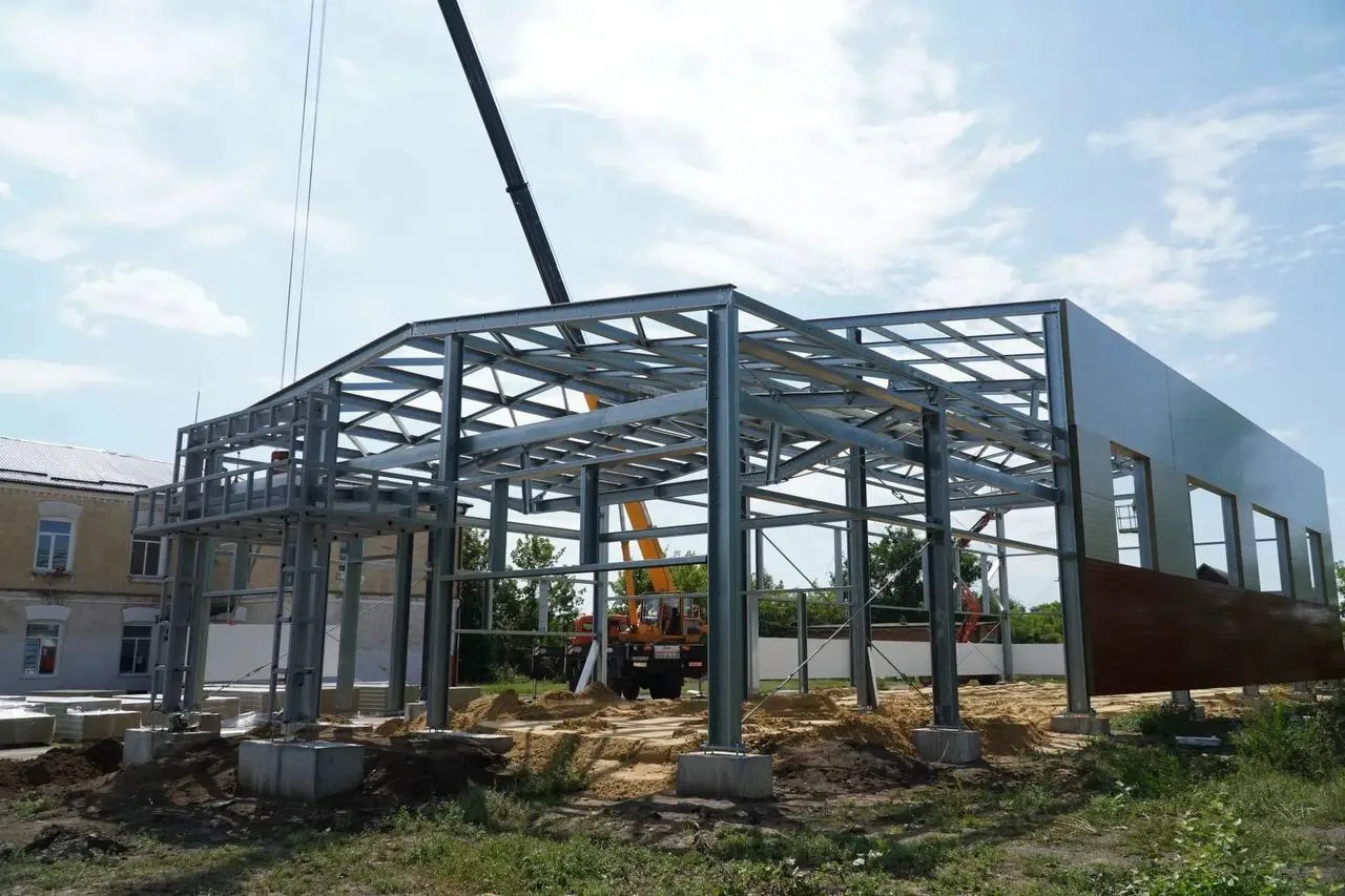 🏗️ В Россошанском районе проверили строительство и ремонт социальных объектов.