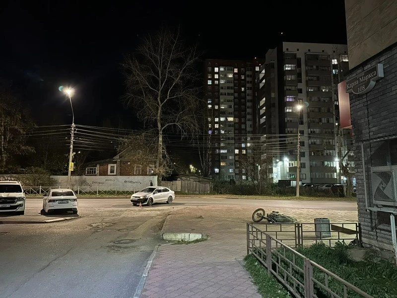 В Сыктывкаре подросток на мотоцикле после столкновения с легковушкой оказался в больнице