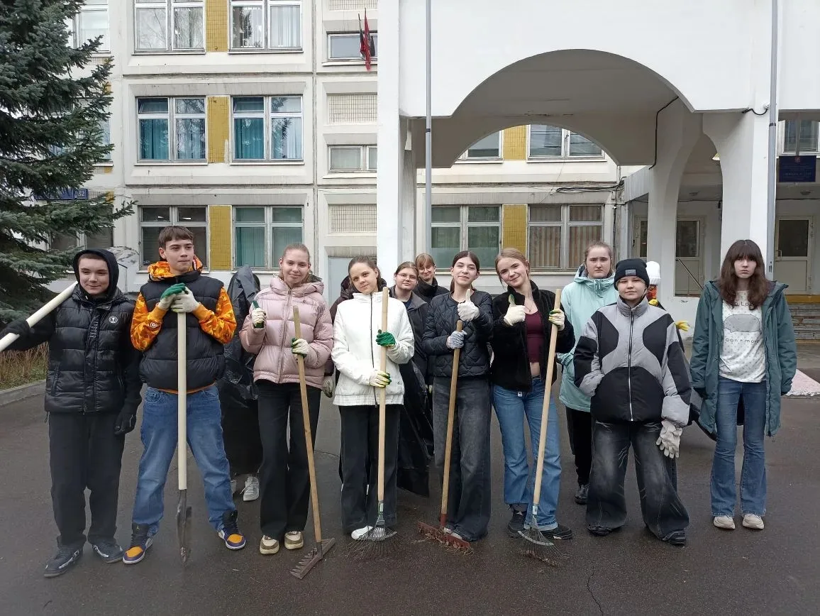 «Чисто-чисто и красиво: На участке и вокруг! Улыбаемся счастливо — В честь весны подарок милый Получ