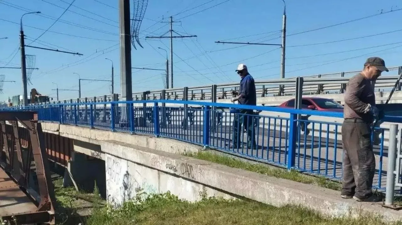 В Пензе полным ходом идет обновление ограждений Бауманского путепровода и Терновского м...
