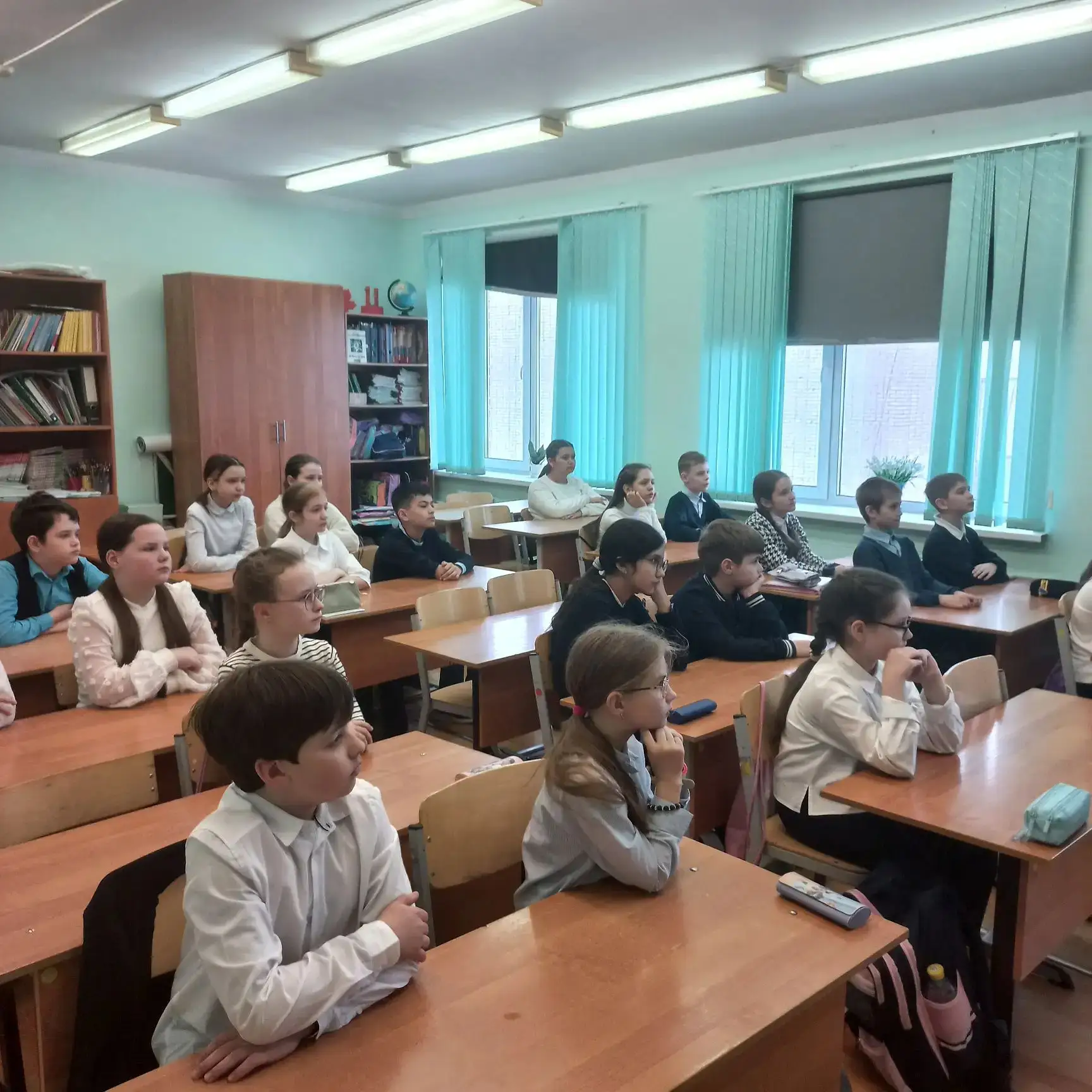 Утро понедельника традиционно началось с поднятия флагов. У всех прошли "Разговоры о важном". Тема: 