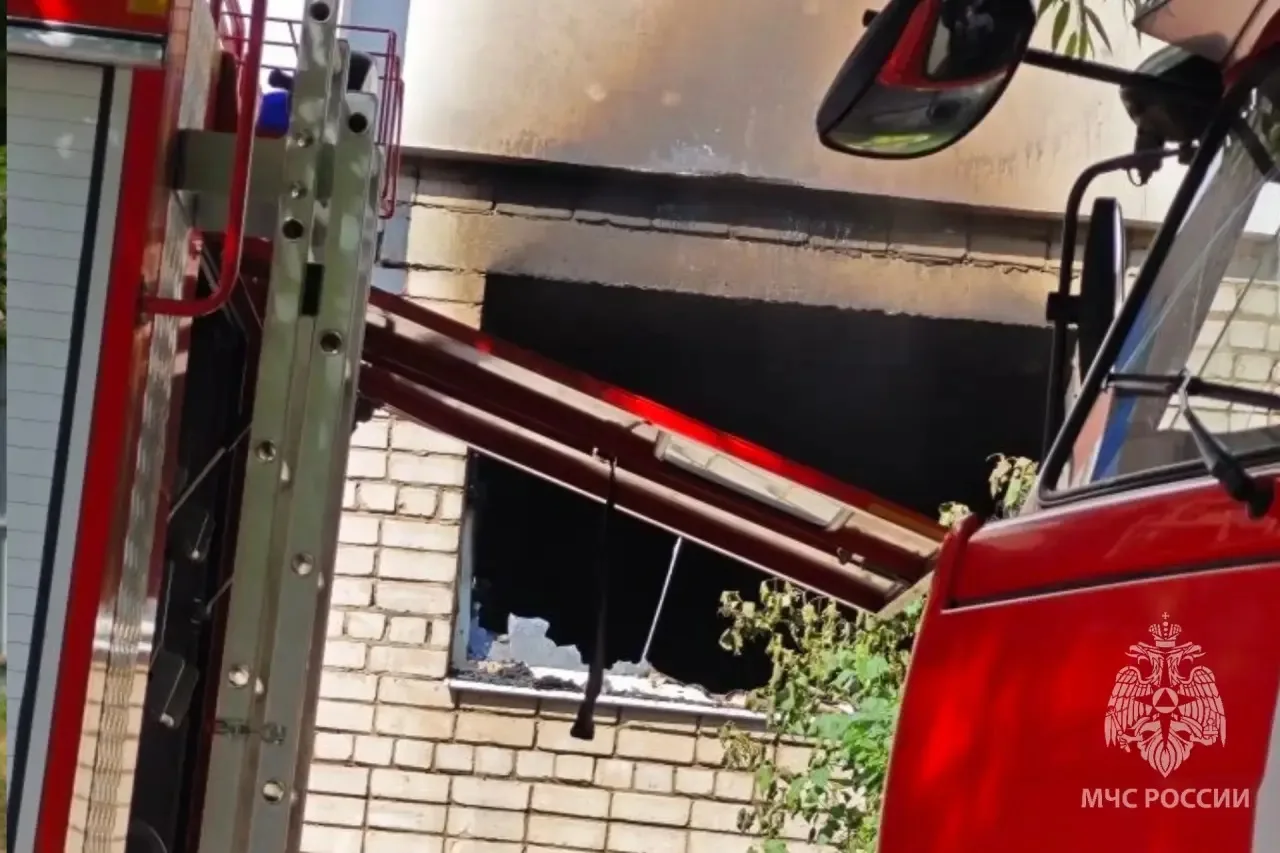 🔥 Пожарные спасли четырех детей и эвакуировали 31 человека из горящего дома

Вчера утром в селе Нов