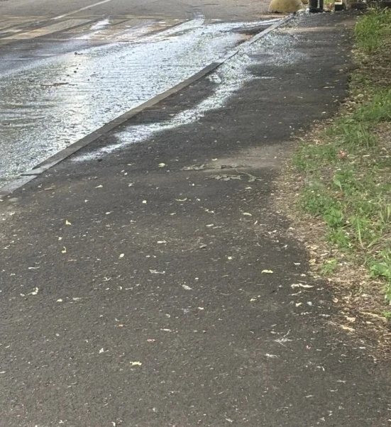 Очередной прорыв, выбивание воды на Новослободской, 7.
============================ 
Чехов в Мах - [