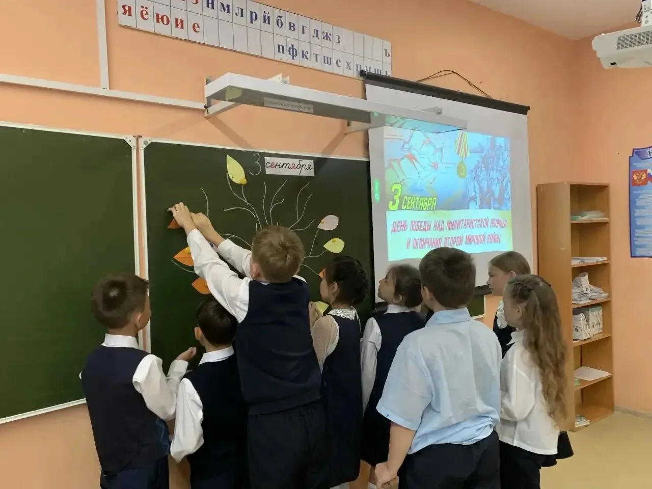 🎉 В нашей школе почтили память героев и вспомнили важнейшие страницы истории — провели...