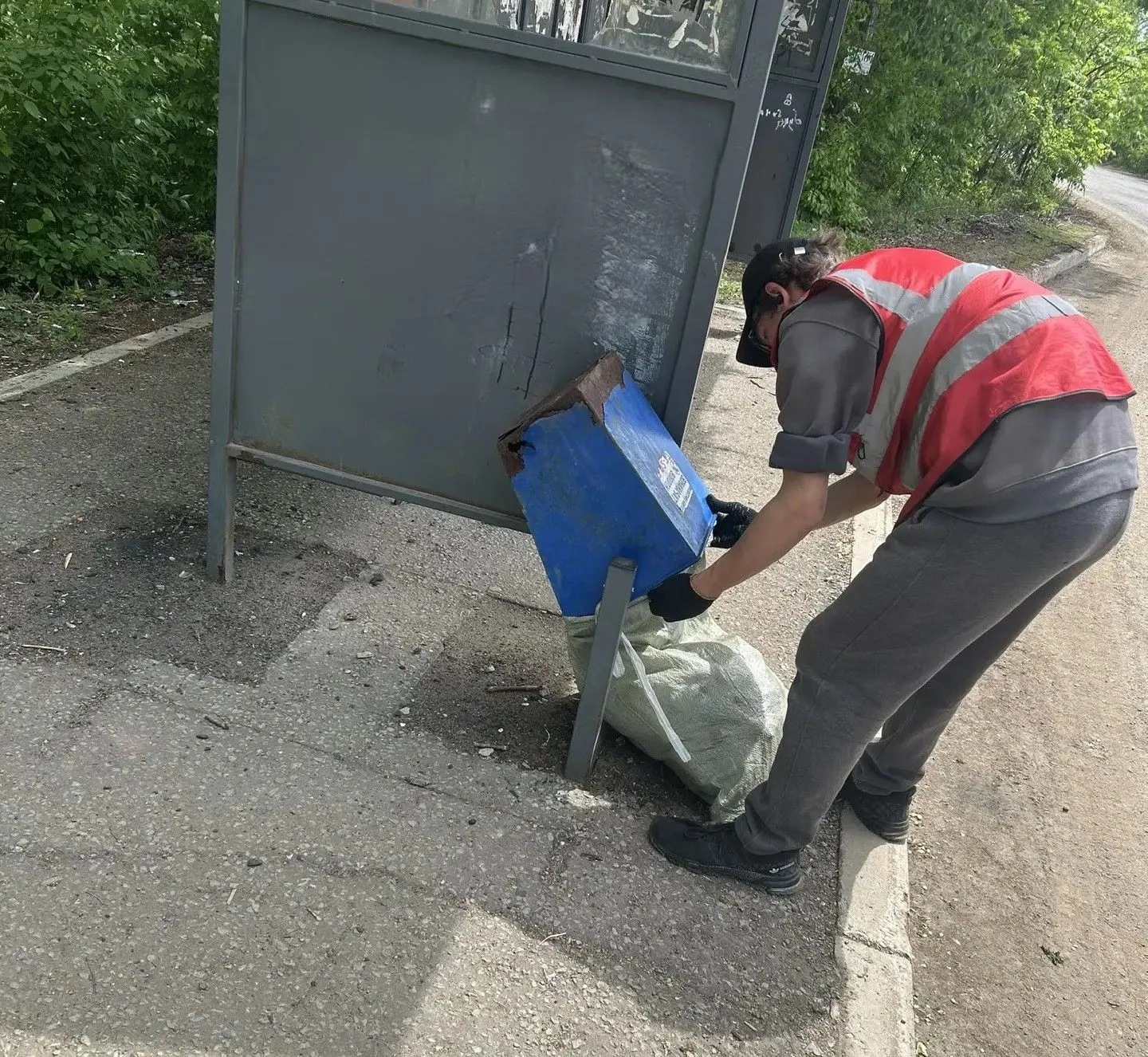 🚜 Коммунальные службы города работают над наведением порядка в Биробиджане

В ручном режиме двое со
