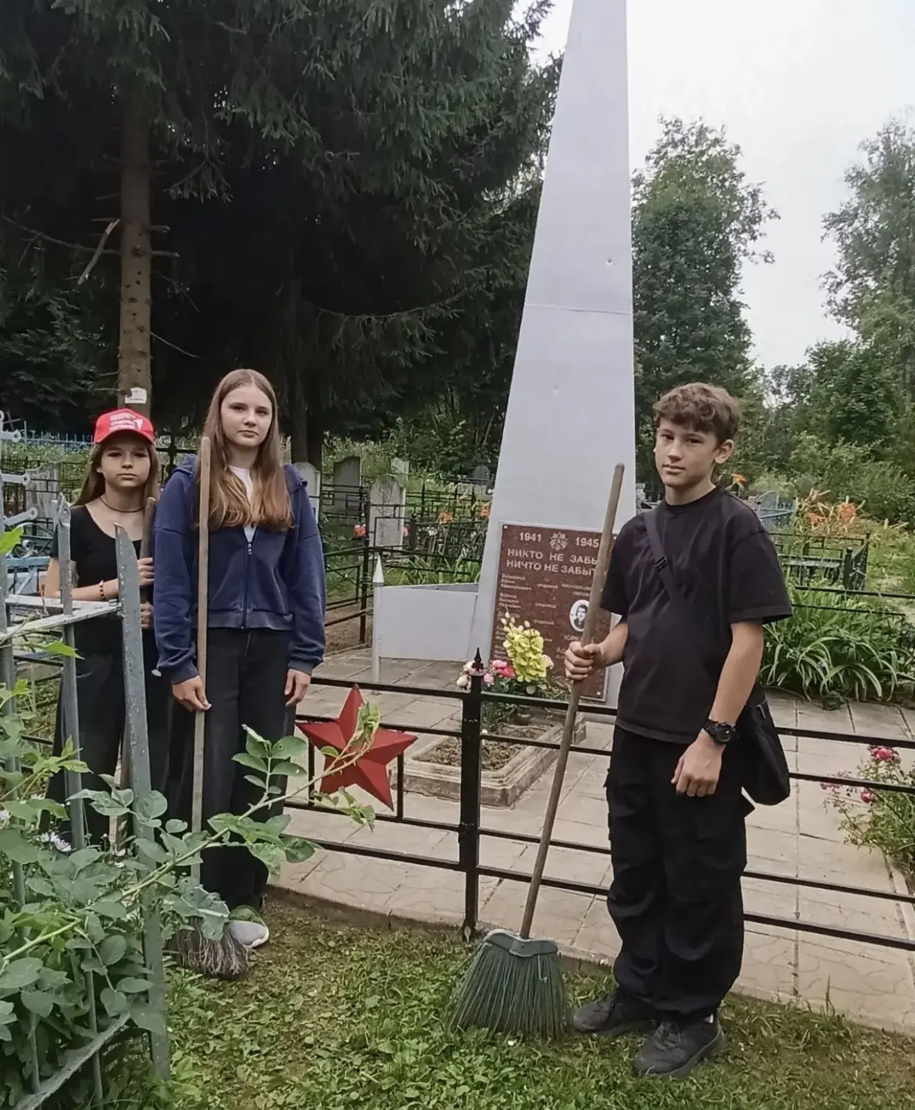 Память, живущая в делах: школьники Болхова привели в порядок могилу героев